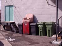 Un fauteuil sur une contenant d'huile us�, Victoriaville,QC